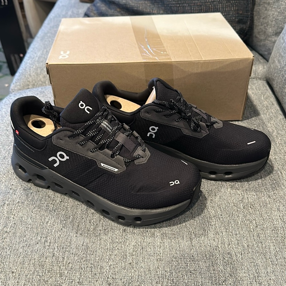 Cloud runner 2 waterproof shoes. Black/gray. Size 9